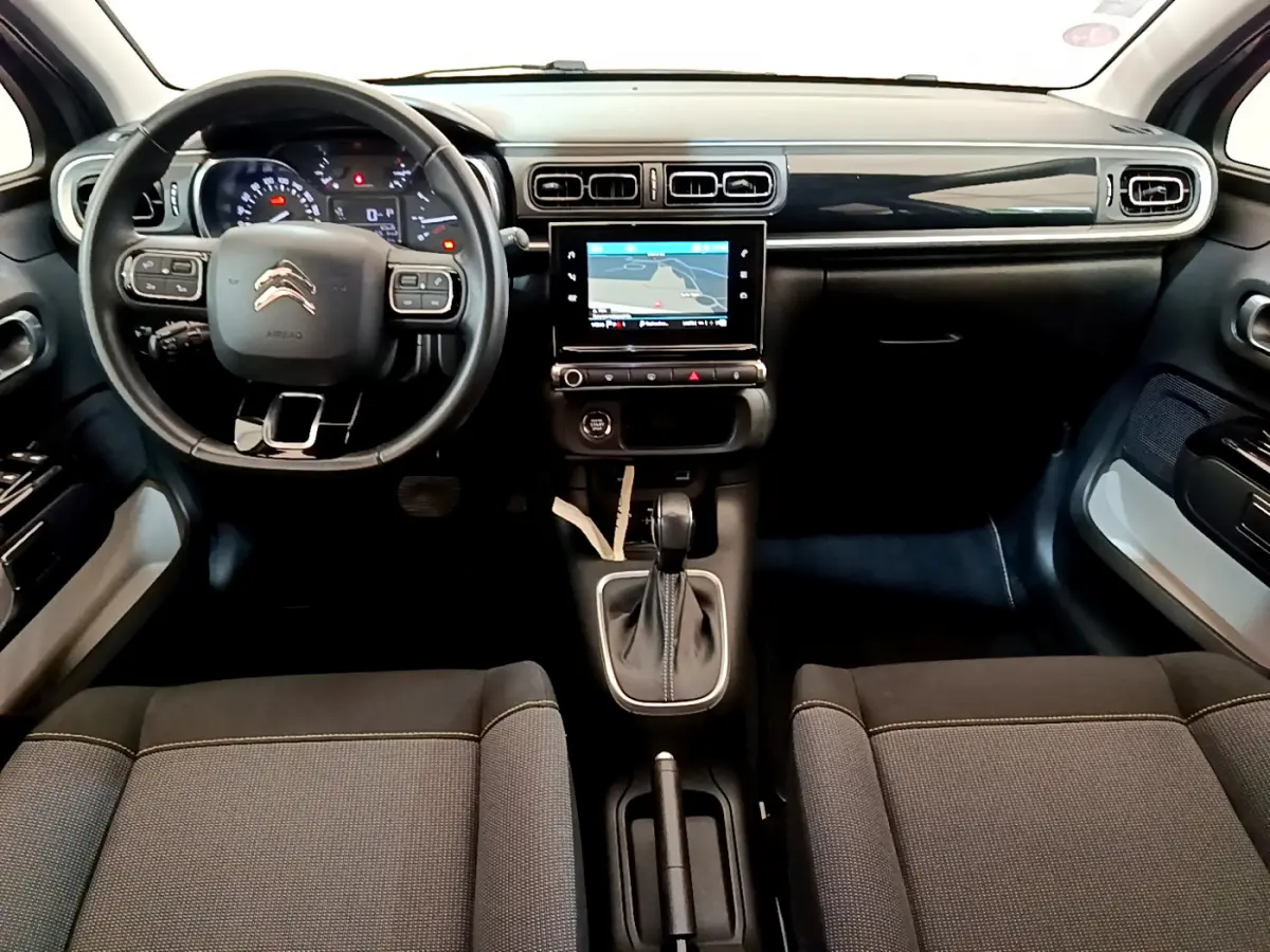 Intérieur noir de la Citroën C3 2019, vue frontale du tableau de bord avec écran tactile et volant multifonctions cuir.