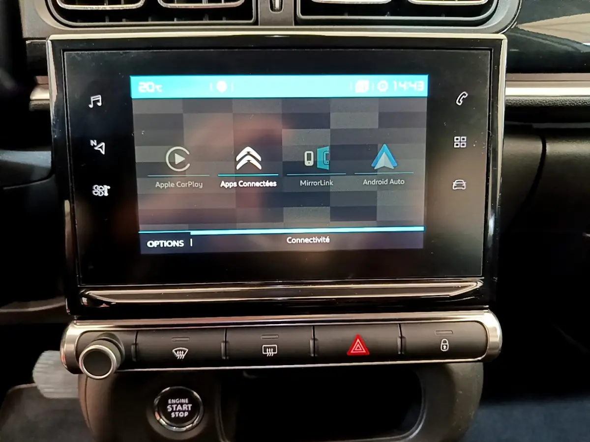 Écran tactile central affichant Apple CarPlay et Android Auto dans l'habitacle d'une Citroën C3 2019 gris clair.