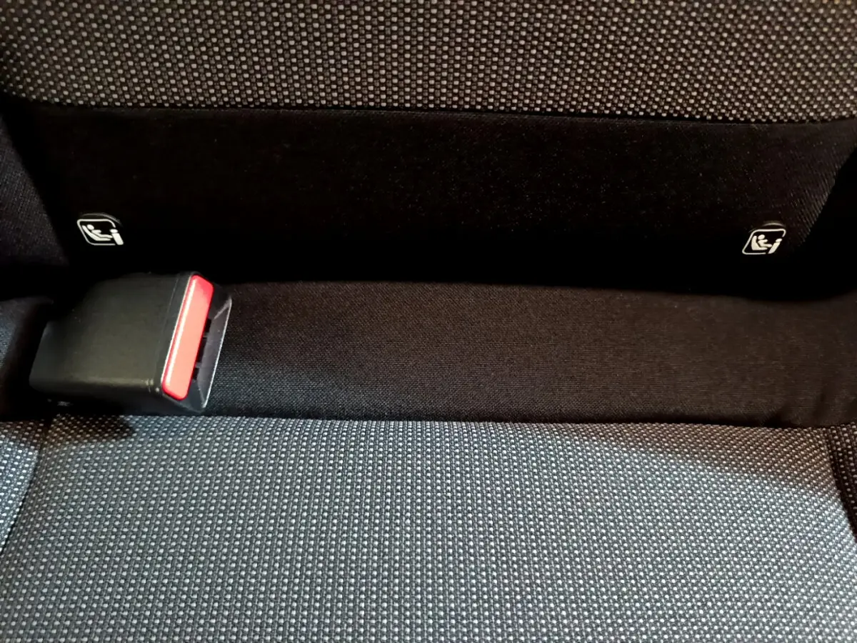 Détail de la banquette arrière noire avec ceinture de sécurité et fixation Isofix sur Citroën C3 gris clair 2019