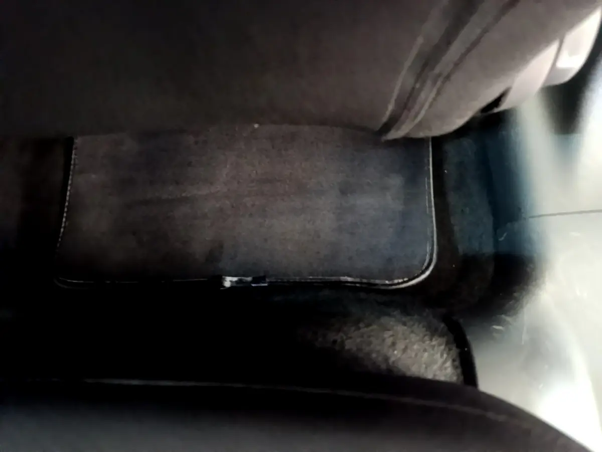 Vue du tapis de sol noir côté passager arrière d'une Citroën C3 gris clair de 2019