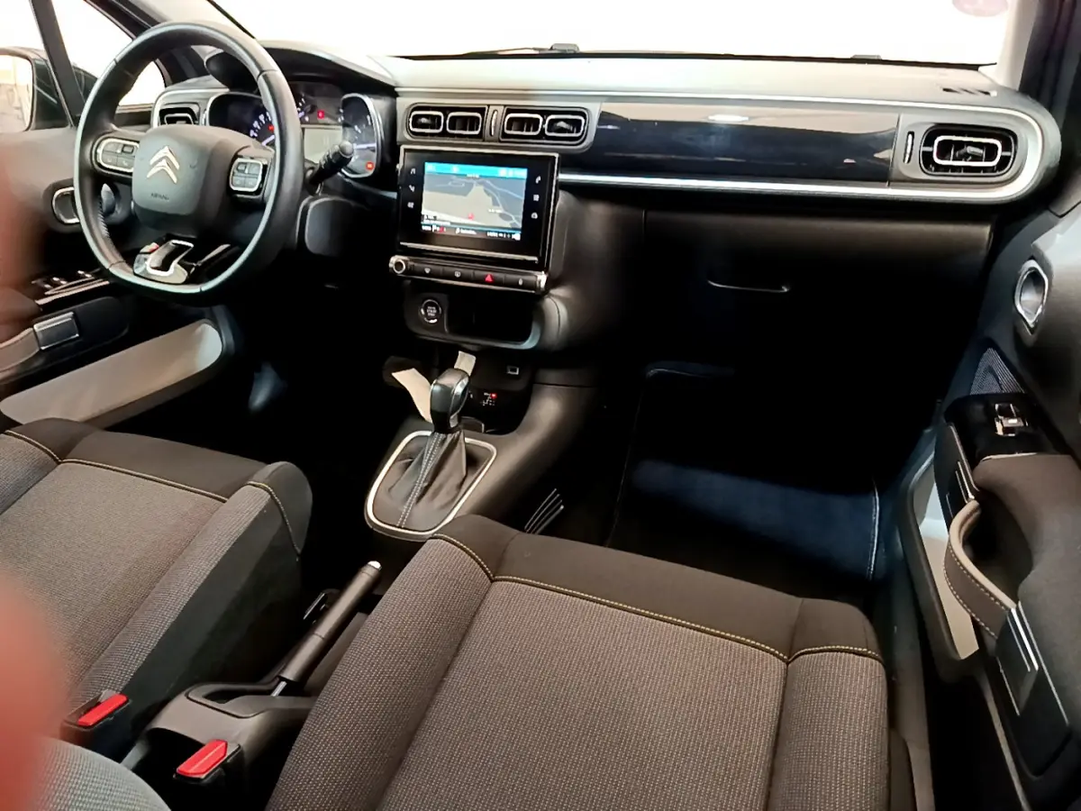Intérieur avant de la Citroën C3 2019, vue côté conducteur, tableau de bord noir avec écran tactile et volant multifonctions.