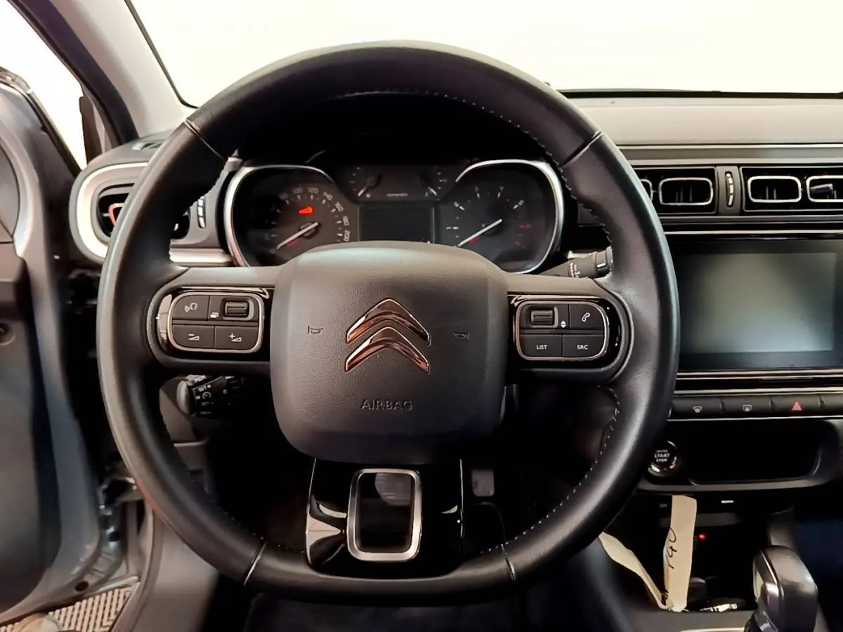 Volant cuir noir de Citroën C3 2019 vu de face, avec tableau de bord et écran tactile central éteint.