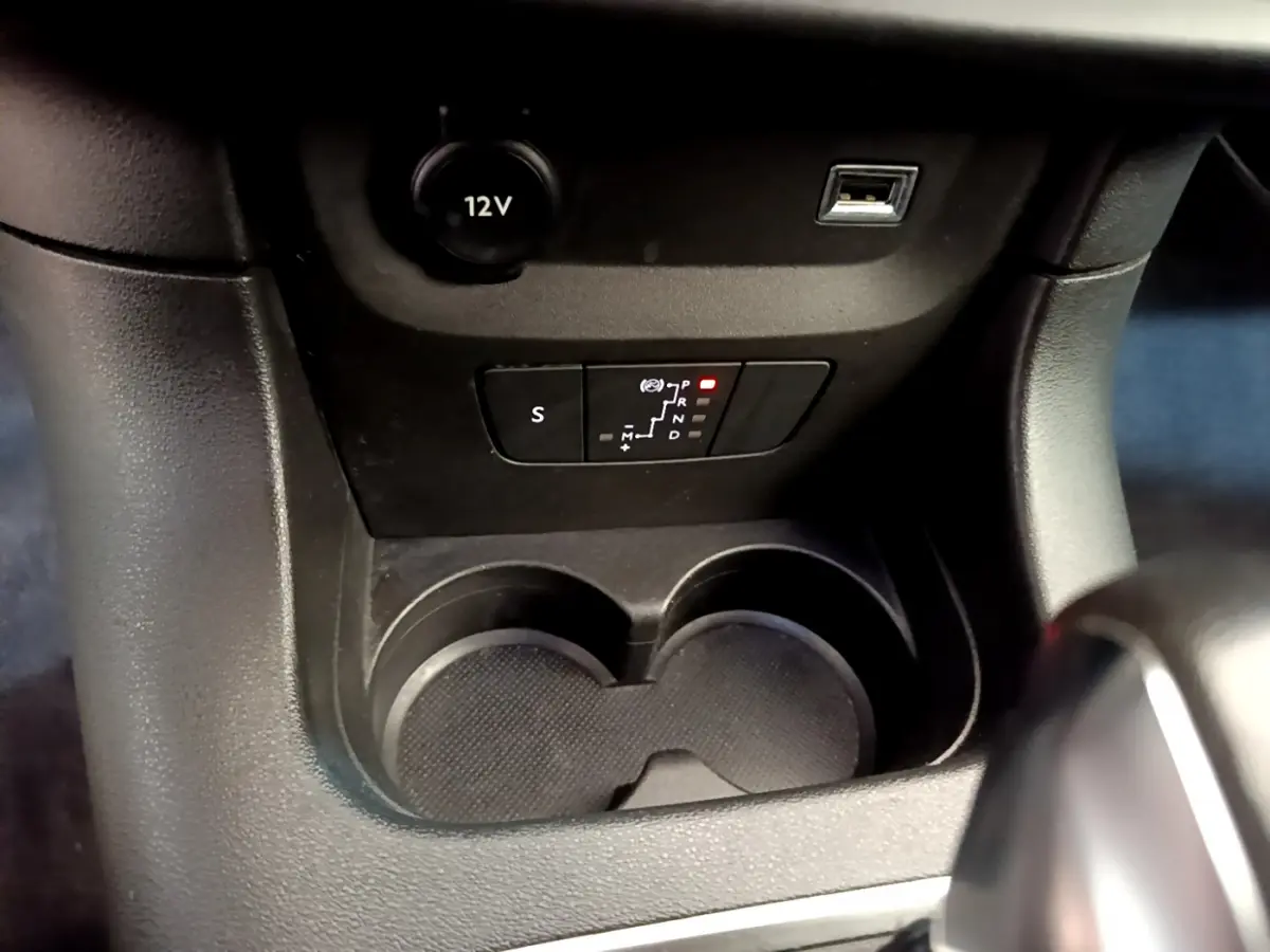 Gros plan sur la console centrale noire de la Citroën C3 2019, montrant la commande de boîte auto et prises 12V et USB.