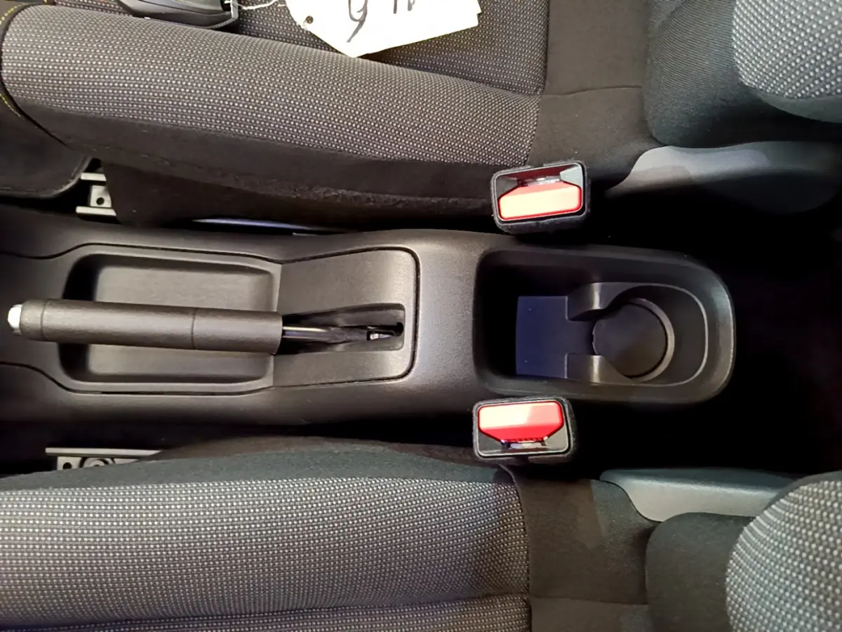 Vue plongeante sur la console centrale noire avec frein à main manuel et sièges tissu gris foncé de la Citroën C3 2019.