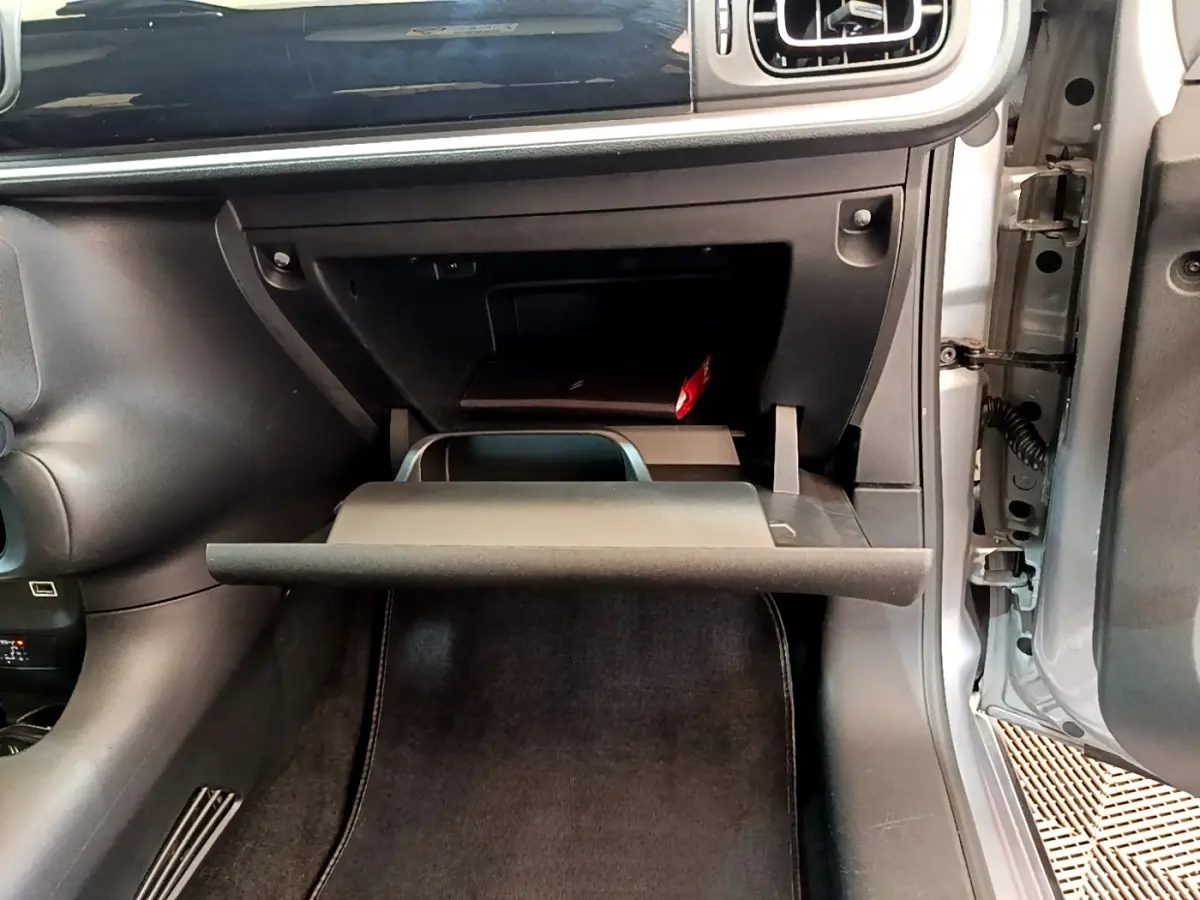Intérieur du CITROEN C3 gris clair 2019, vue sur la boîte à gants ouverte côté passager avec porte ouverte.