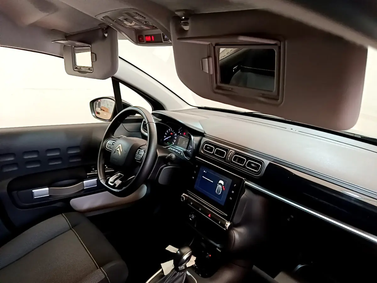 Intérieur noir de la Citroën C3 2019, vue côté conducteur, volant cuir et écran tactile central visible.