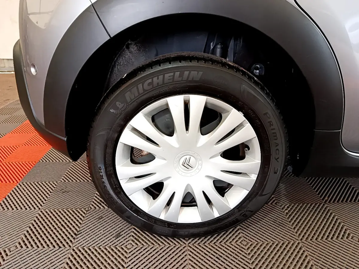 Gros plan sur la roue arrière droite grise d'une Citroën C3 2019 avec jante en alliage et pneu Michelin Primacy 3.