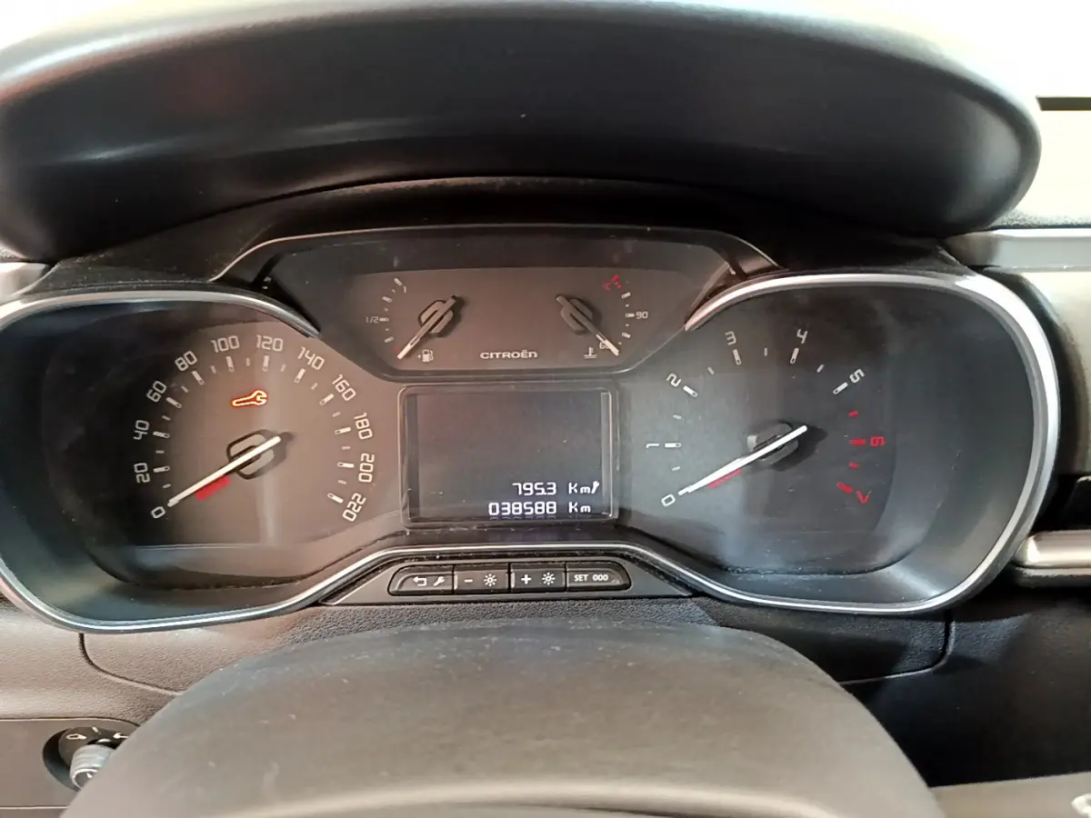 Tableau de bord de Citroën C3 2019, affichage numérique central et compteurs analogiques vitesse et régime moteur vus de face.