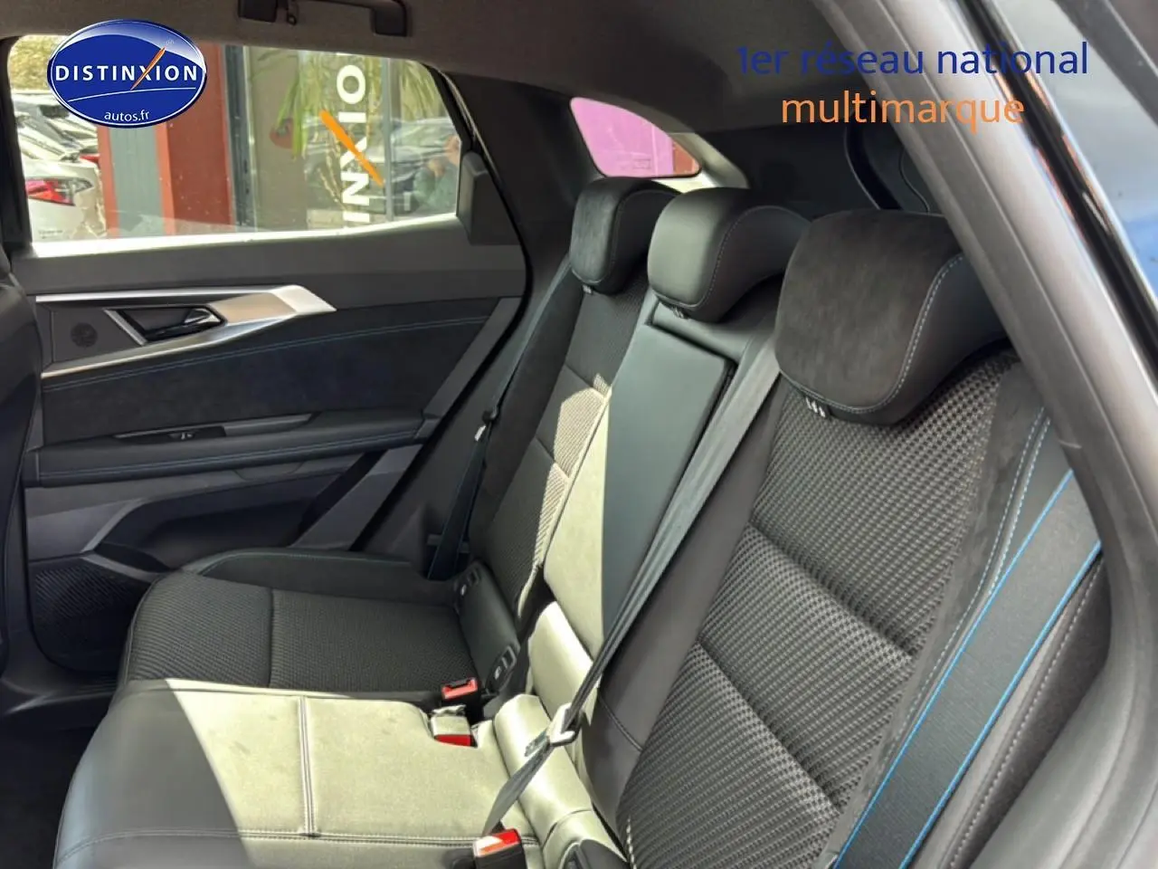 Vue latérale droite des sièges arrière en Alcantara noir avec surpiqûres bleues du Renault Austral 2026 esprit alpine.