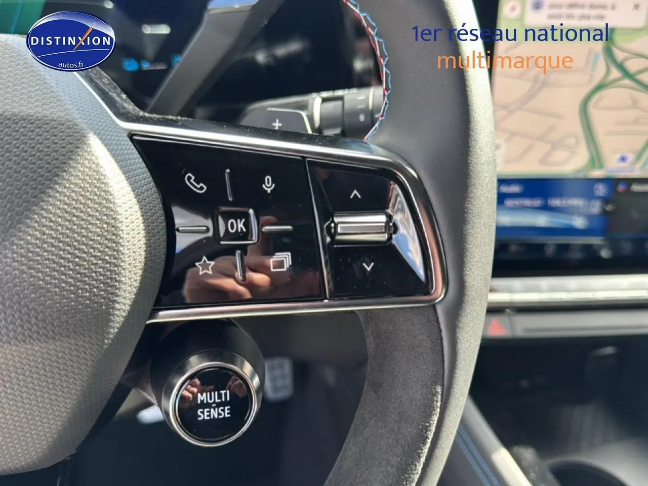 Gros plan sur le volant noir avec surpiqûres bleues et commandes multifonctions du Renault Austral 2026 esprit alpine.