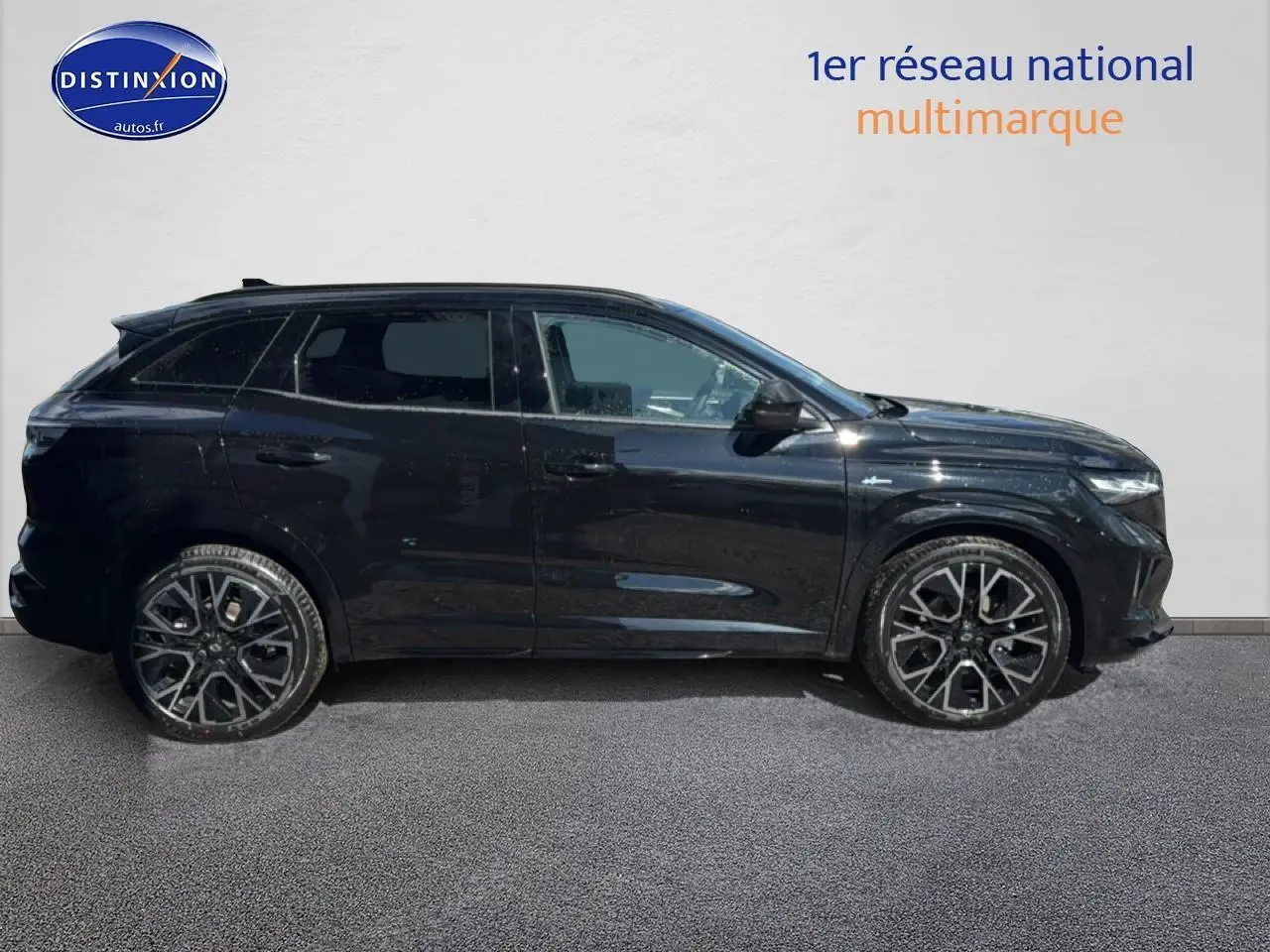Profil droit du Renault Austral noir 2026 esprit alpine avec jantes alliage 20 pouces et vitres teintées.