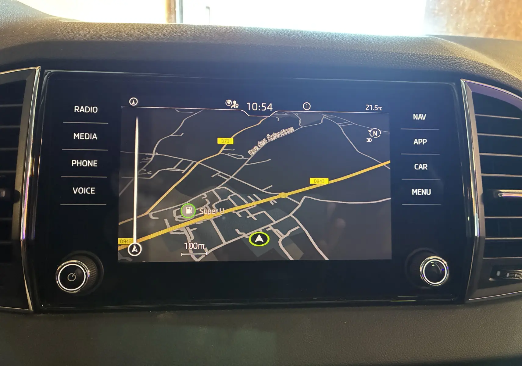 Écran tactile central du Skoda Karoq 2024 affichant la navigation avec carte et commandes tactiles autour.