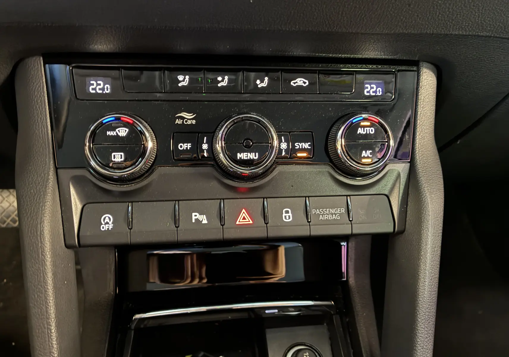 Panneau de commande de la climatisation automatique du Skoda Karoq 2024 avec affichage digital et boutons noirs.