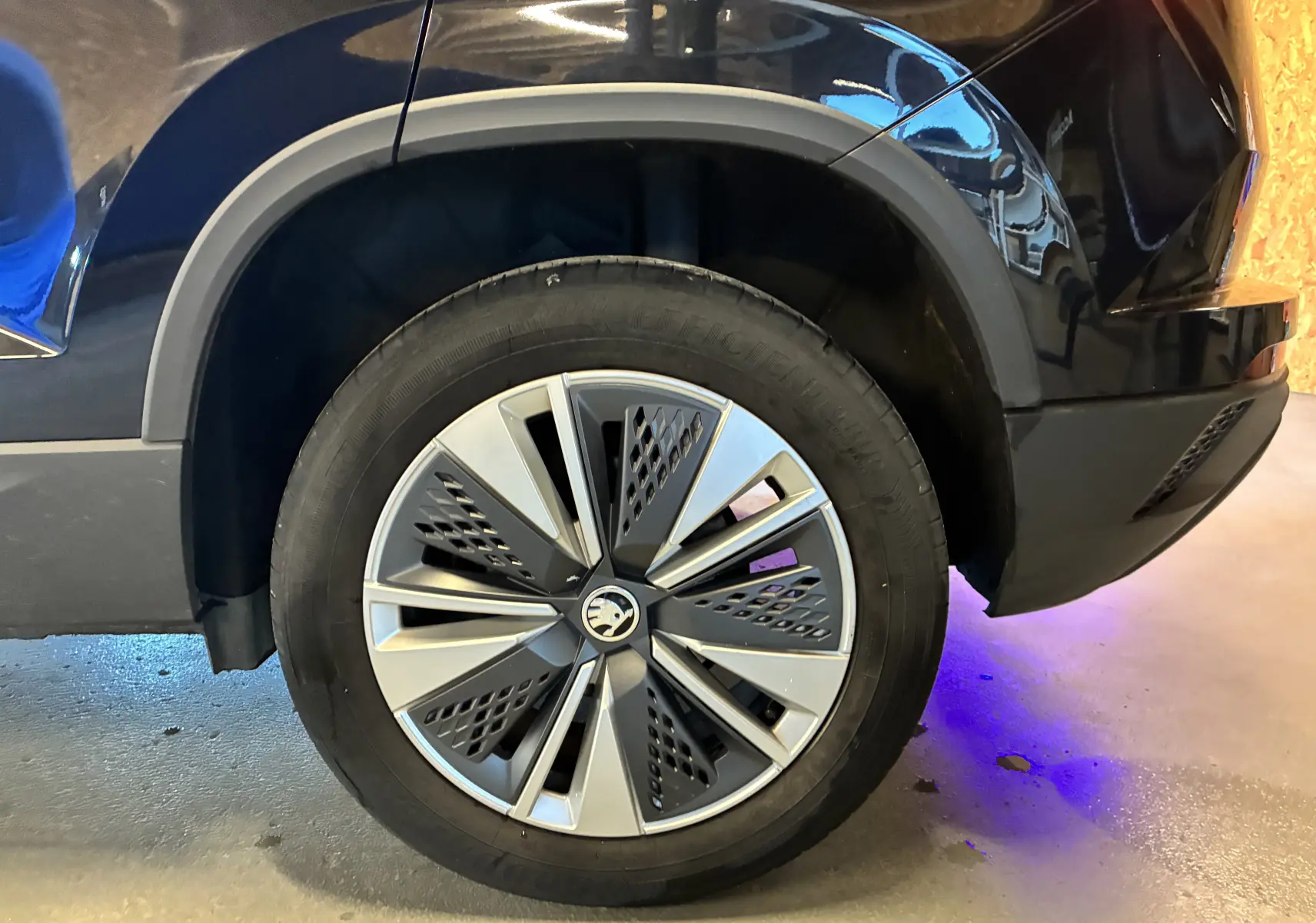 Gros plan sur la roue arrière droite noire d’un Skoda Karoq 2024 avec jante alliage 17'' SCUTUS bicolore.