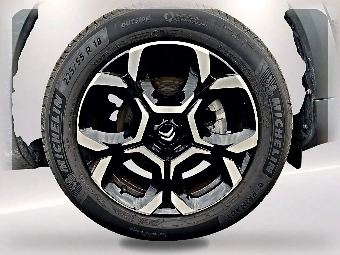 Gros plan sur la roue avant droite du Citroën C5 Aircross noir avec jante alliage bicolore et pneu Michelin.