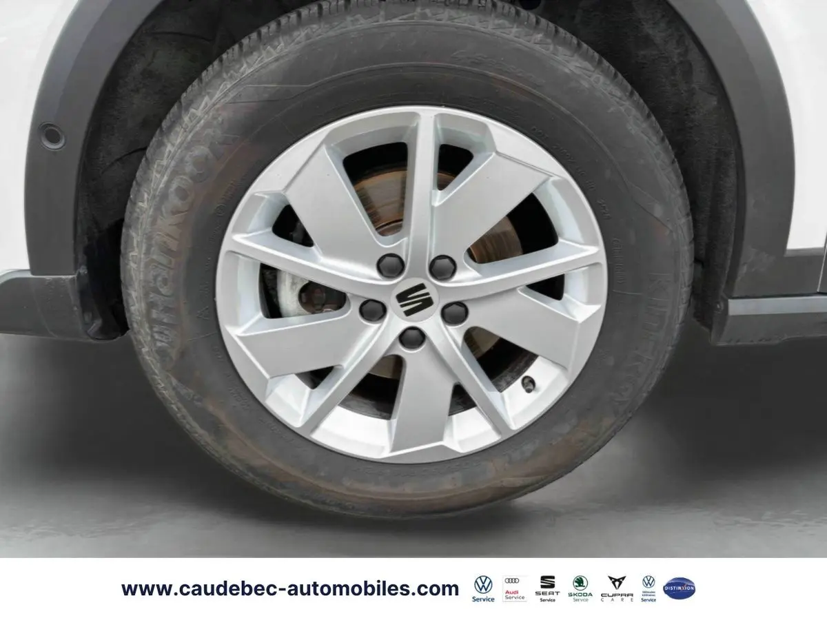 Gros plan sur la roue avant droite blanche d’une SEAT Arona 2026 avec jante alliage 16 pouces design.