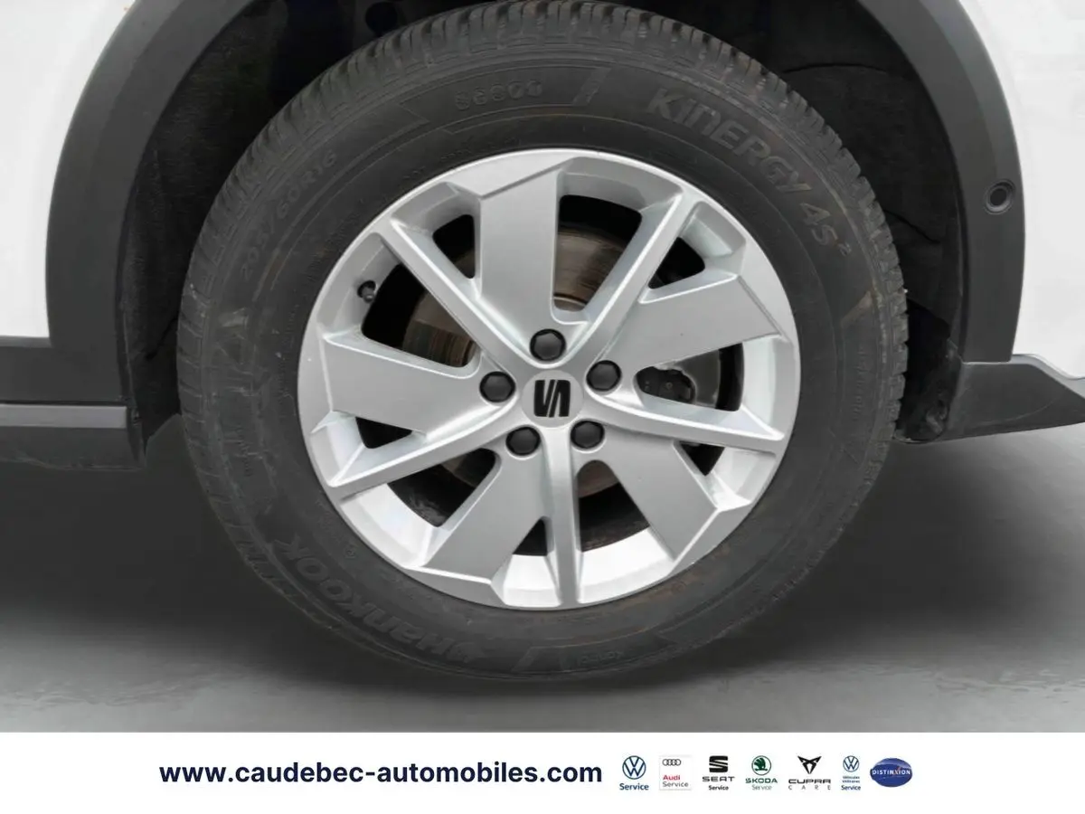 Gros plan sur la jante alliage 16 pouces argentée et pneu Hankook du SEAT Arona blanc côté arrière droit.