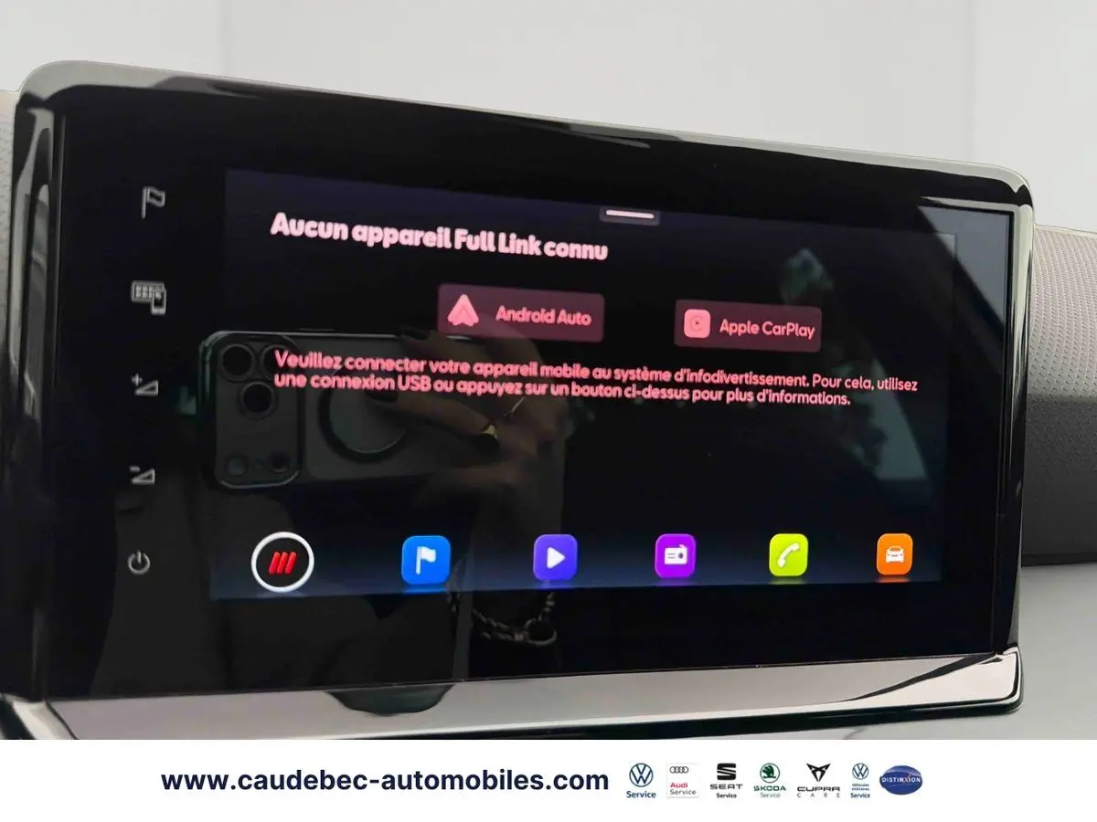 Écran tactile multimédia du SEAT Arona blanc, affichant les options Android Auto et Apple CarPlay.
