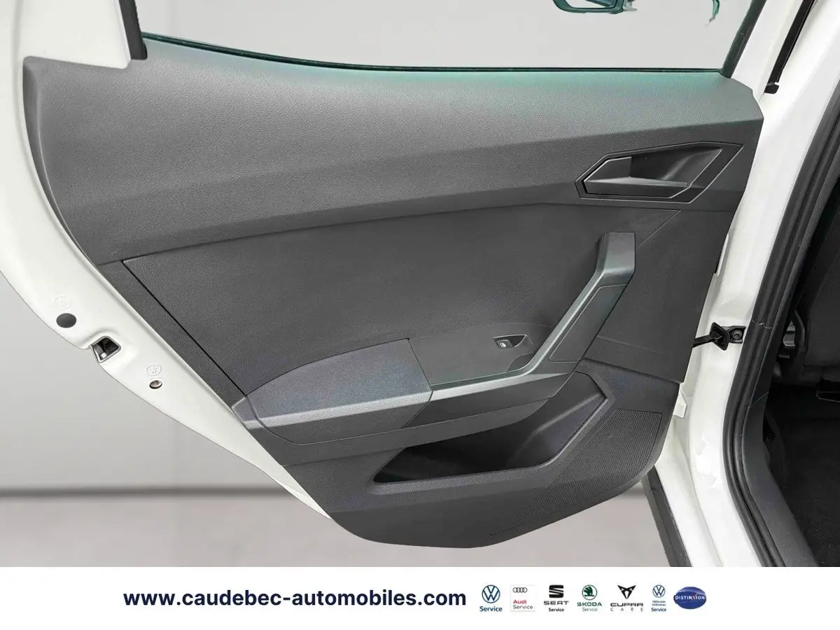 Vue rapprochée de la porte arrière gauche blanche du SEAT Arona 2026, montrant son habillage intérieur noir.
