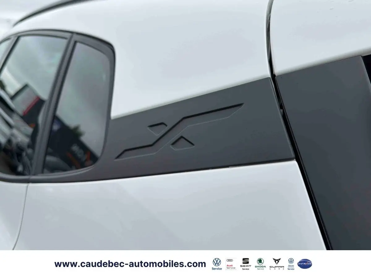 Détail du montant arrière noir avec motif géométrique sur SEAT Arona blanc, côté gauche du véhicule.