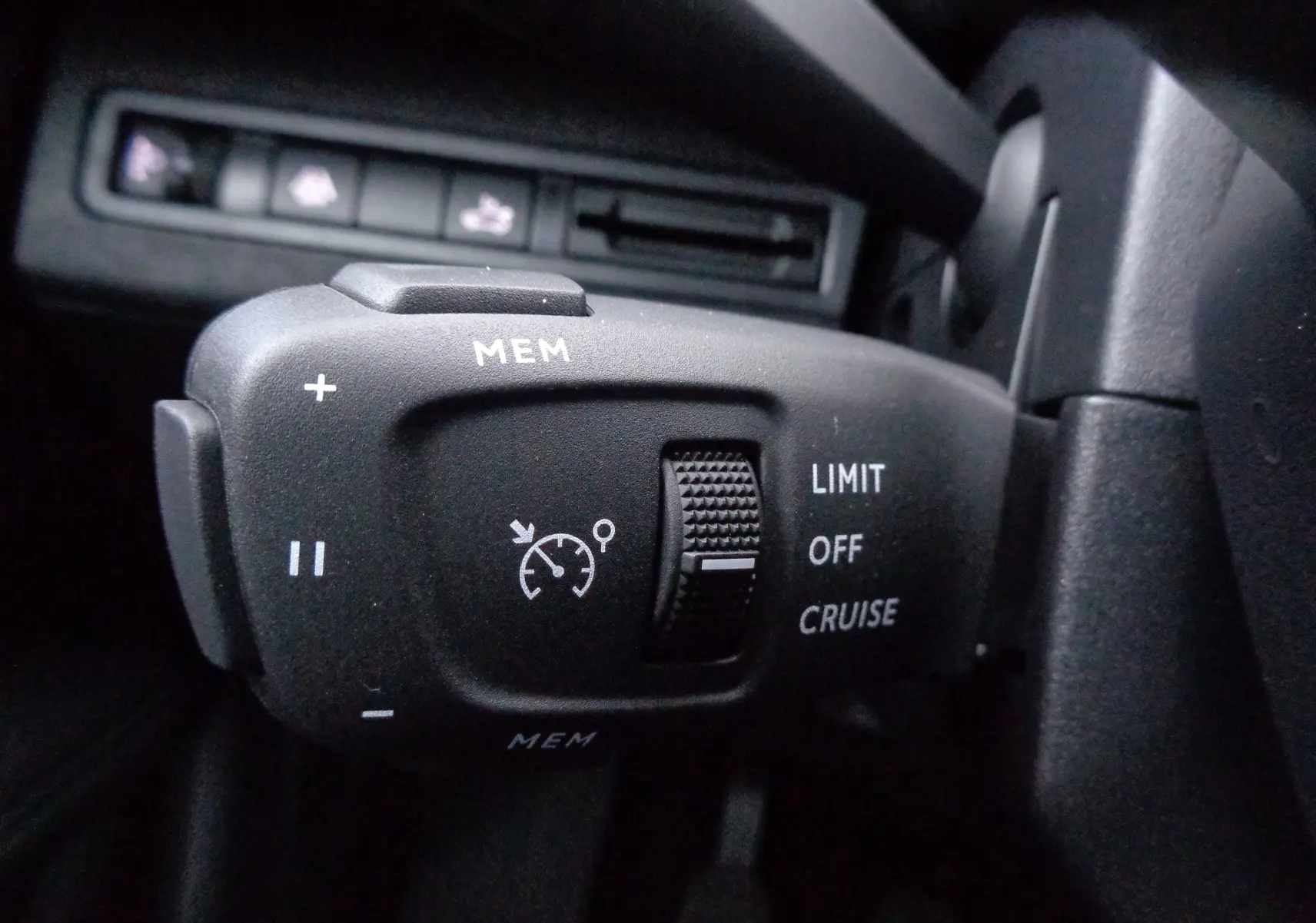 Gros plan sur la commande de régulateur de vitesse du Peugeot 3008 2023, finition Allure Pack, intérieur noir.