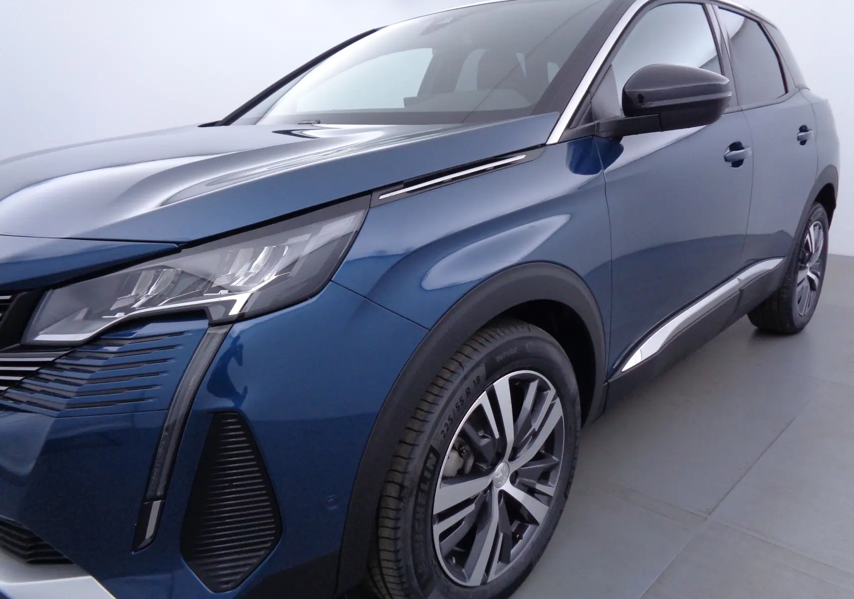Peugeot 3008 bleu Célèbes métal en vue 3/4 avant droit, avec phares LED et jantes alliage bicolores.