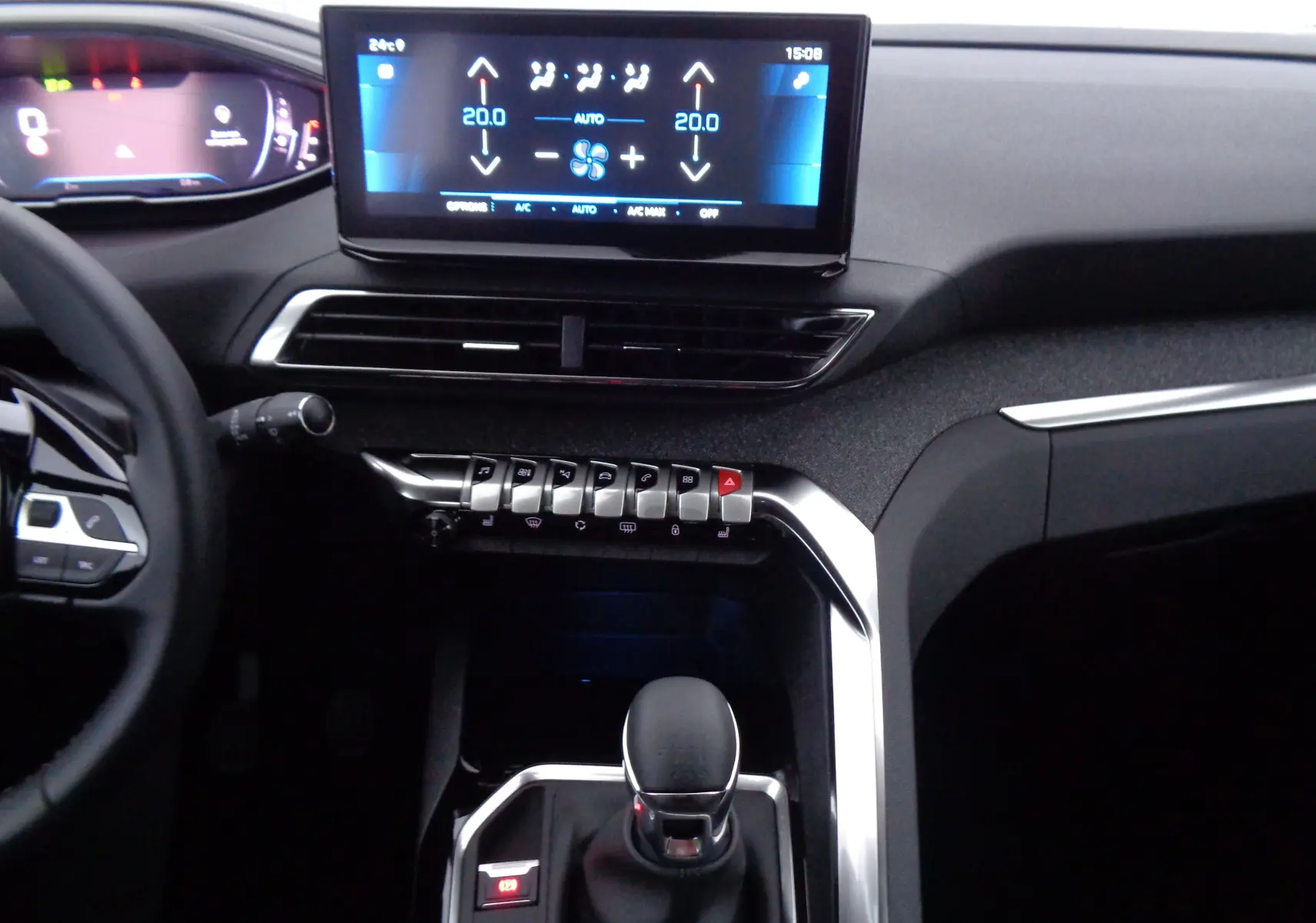 Vue intérieure centrée sur la console centrale et l'écran tactile du Peugeot 3008 2023, avec commandes argentées et finition noire.