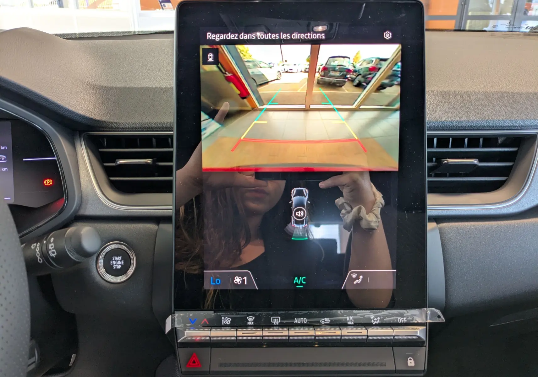 Écran central tactile du Renault Captur 2025 affichant la caméra de recul avec guidage dynamique, intérieur noir.