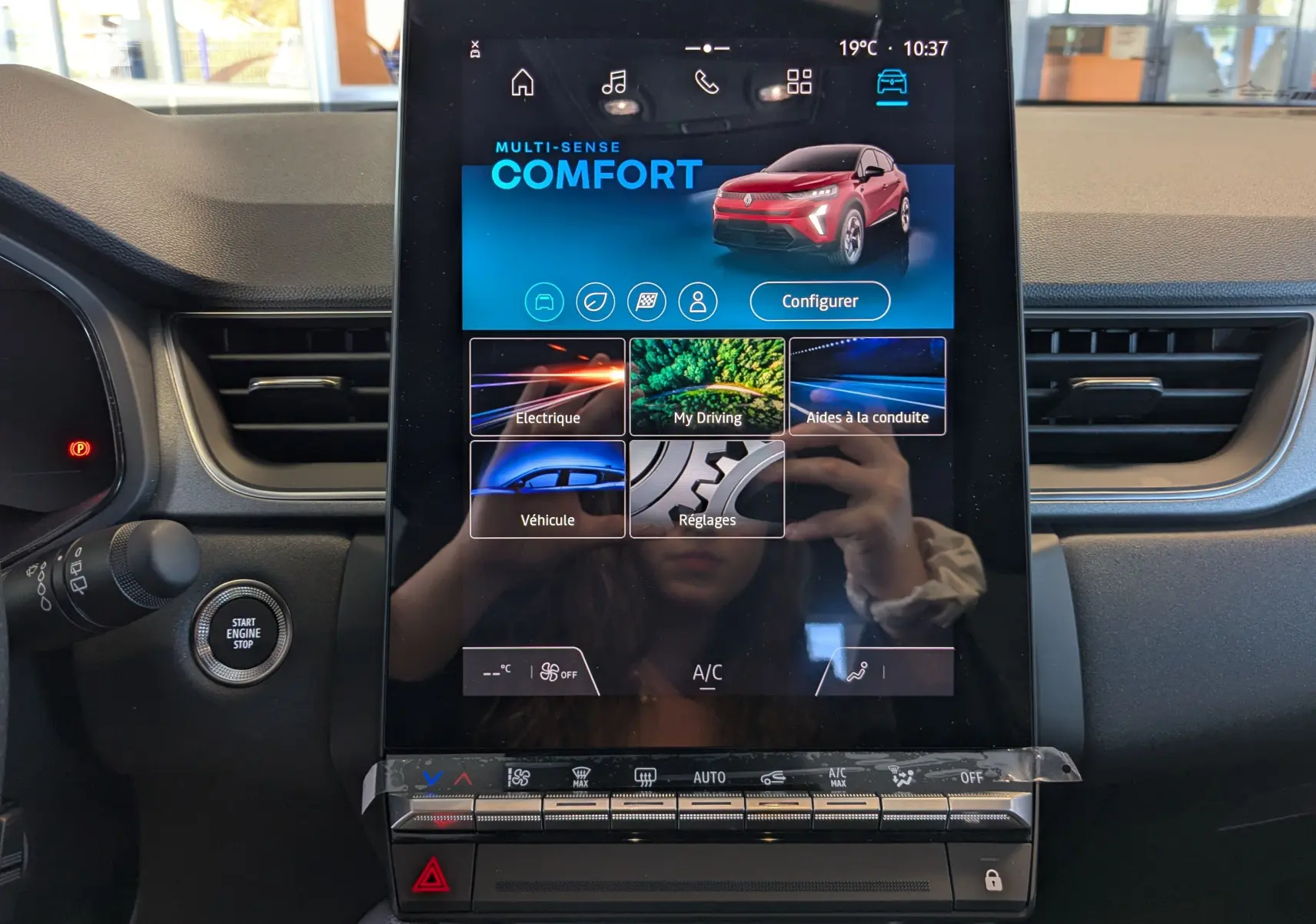 Écran tactile central du tableau de bord du Renault Captur 2025 affichant le mode Confort et une image du SUV rouge flamme.