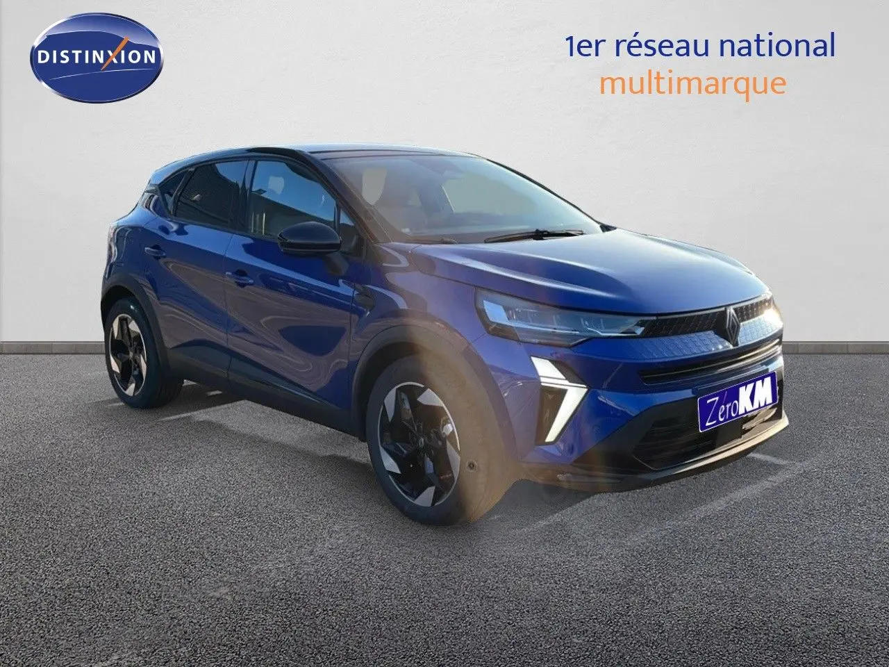 Renault Captur E-Tech hybride bleu iron métal avec toit noir, vu en 3/4 avant droit sur fond neutre.