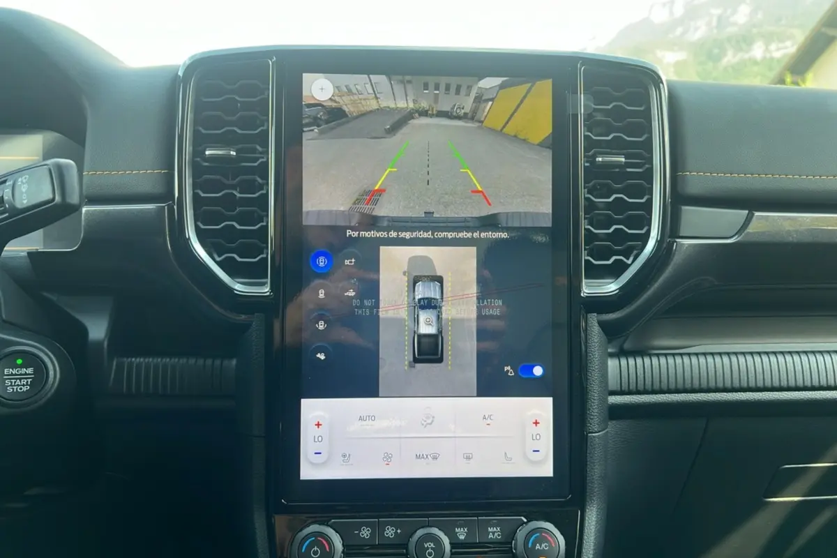Écran central tactile du Ford Ranger Wildtrak 2025 montrant la caméra 360 et les commandes climatisation.