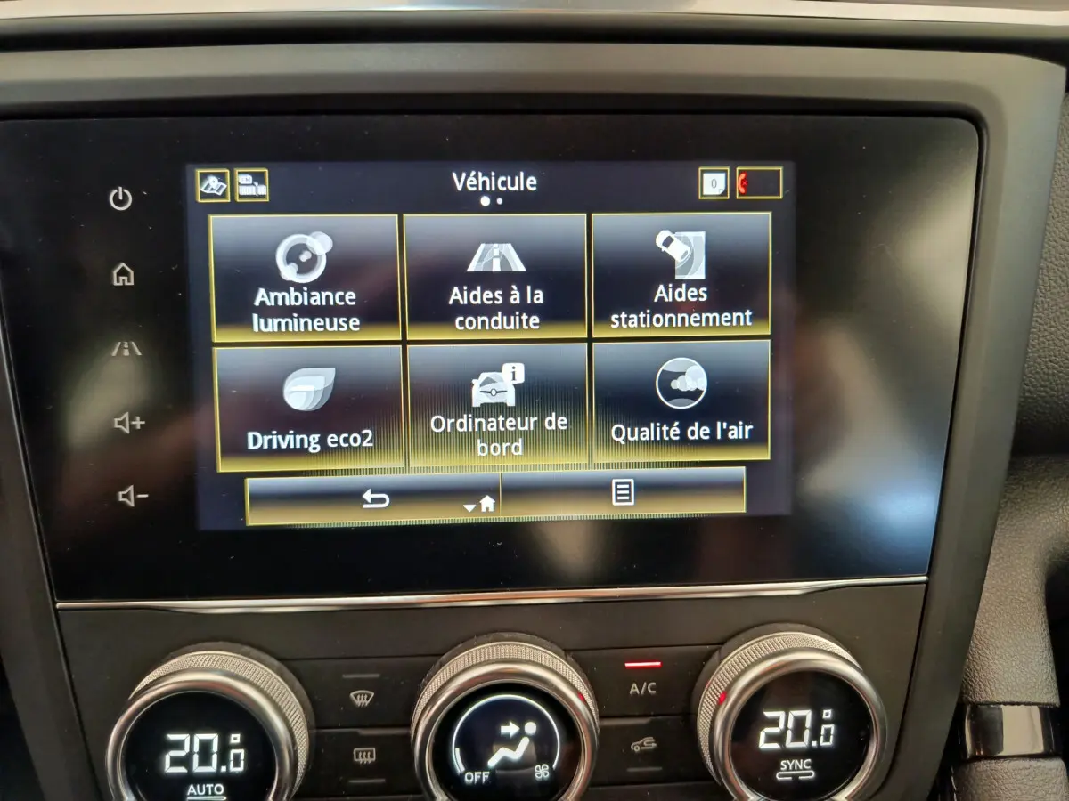 Écran tactile central du tableau de bord du Renault Kadjar Business gris foncé, affichant les aides à la conduite.