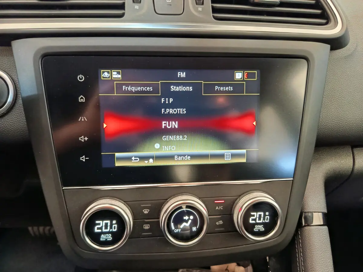 Écran tactile central et commandes climatisation du tableau de bord du Renault Kadjar Business gris foncé 2022.