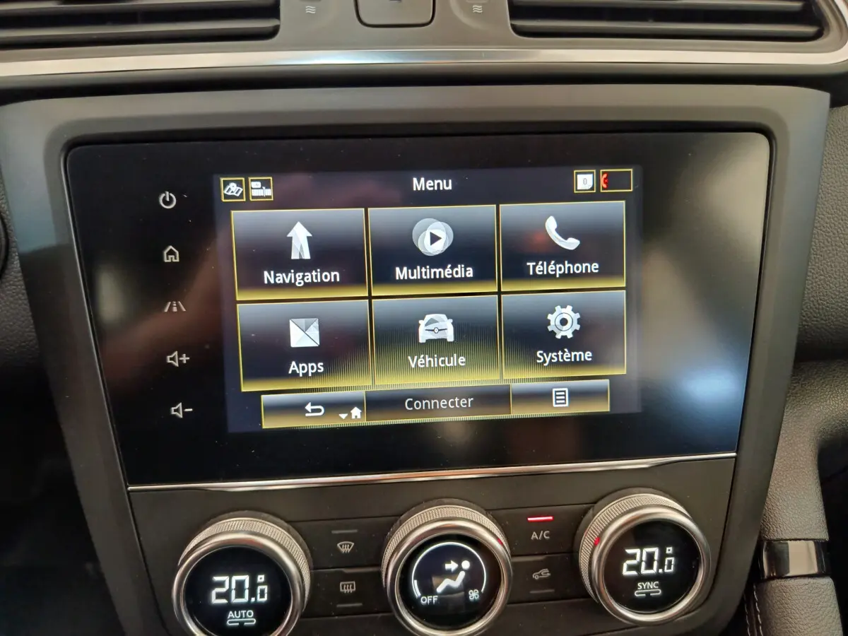 Écran tactile central du tableau de bord du Renault Kadjar Business 2022 avec commandes climatisation digitales à 20°C