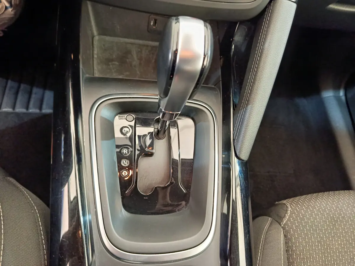 Vue plongeante sur la console centrale du Renault Kadjar 2022, levier de boîte auto et frein à main en cuir noir.