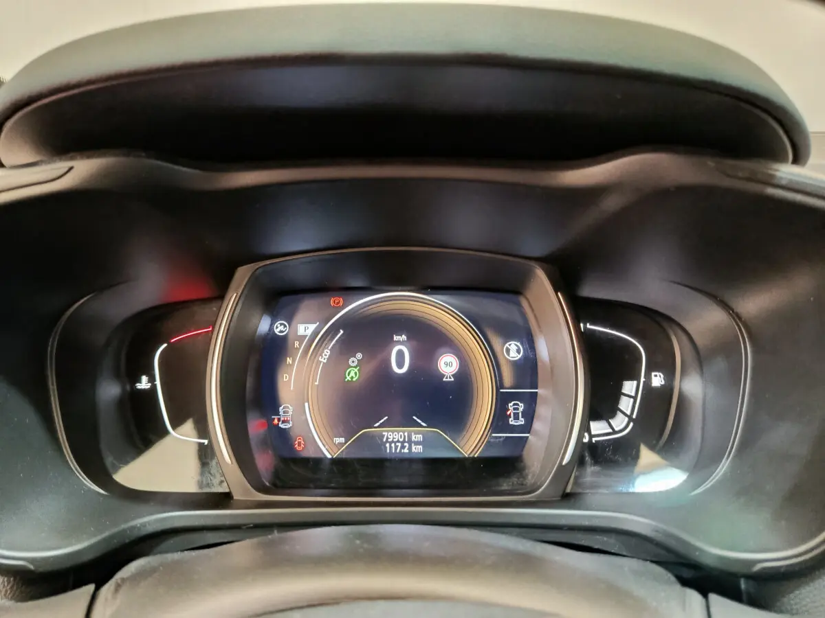 Gros plan sur le tableau de bord numérique du Renault Kadjar gris foncé, affichant la vitesse à 0 km/h et 79 901 km au compteur.