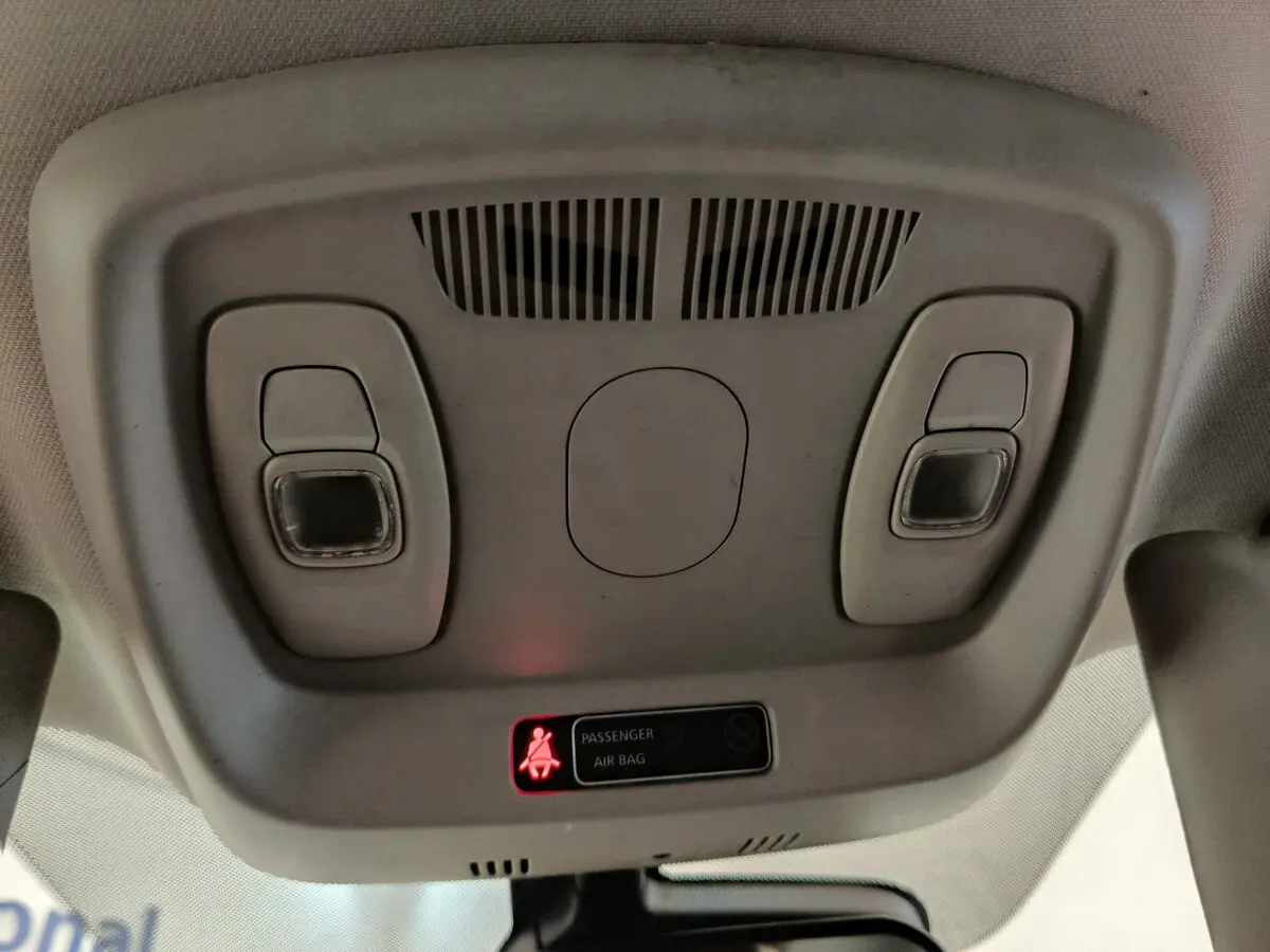 Plafonnier intérieur avec éclairages et témoin airbag passager allumé dans un Renault Kadjar gris foncé 2022.