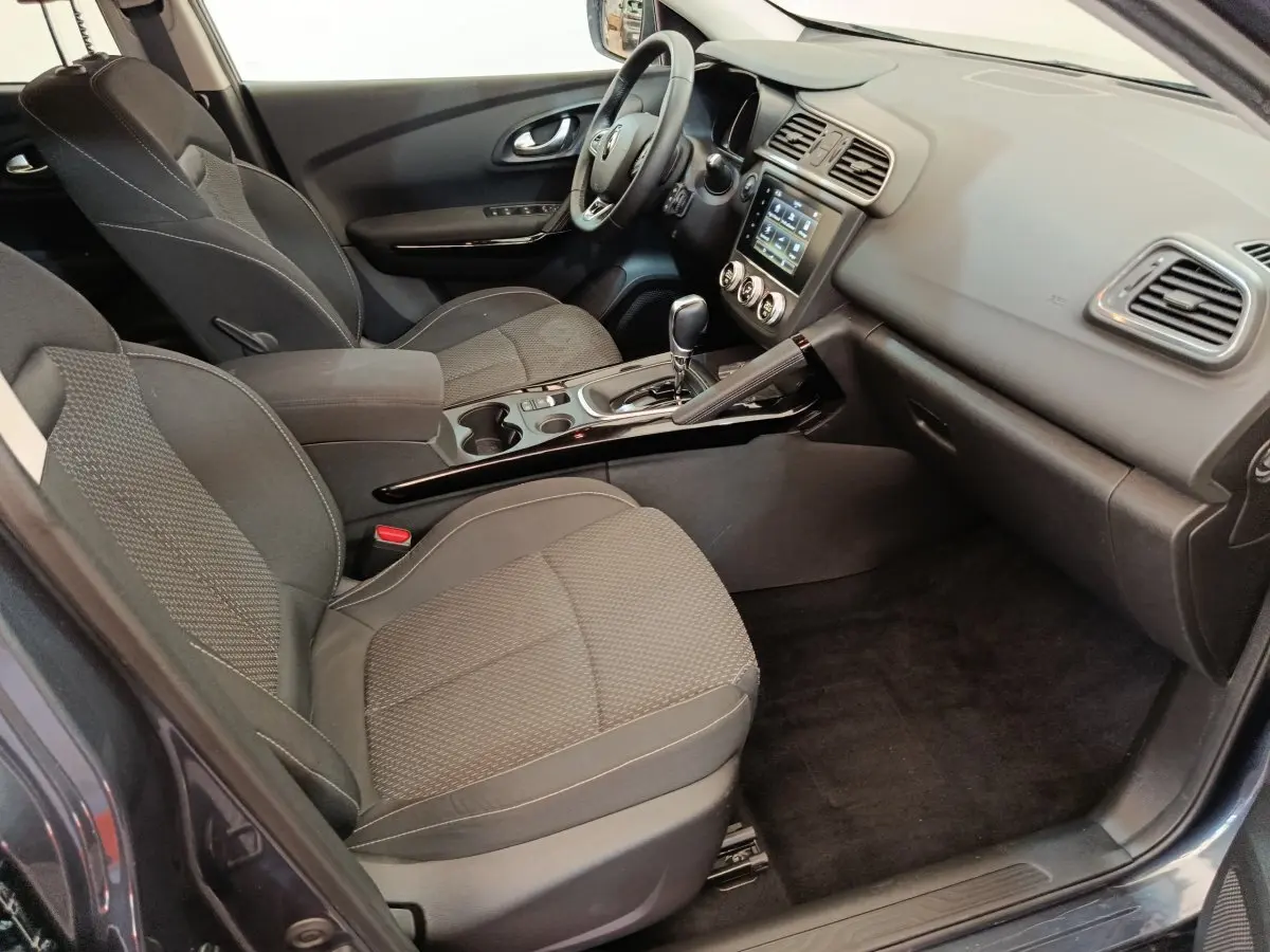 Intérieur avant droit du Renault Kadjar 2022 Business gris foncé, avec console centrale et écran tactile visible.