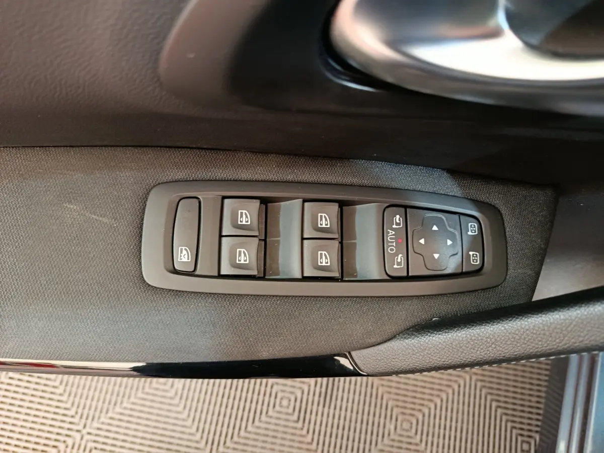 Panneau de commandes des vitres électriques et rétroviseurs sur la porte côté conducteur d'un Renault Kadjar gris foncé 2022.