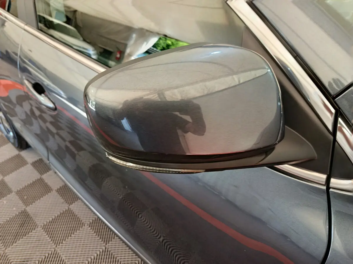Rétroviseur côté gauche gris foncé du Renault Kadjar Business 2022 avec clignotant intégré, vue rapprochée.