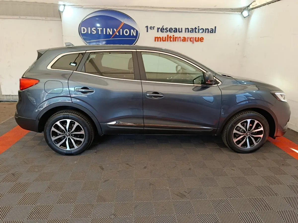 Profil côté gauche d'un Renault Kadjar Business gris foncé 2022 avec jantes alliage et rétroviseurs électriques.