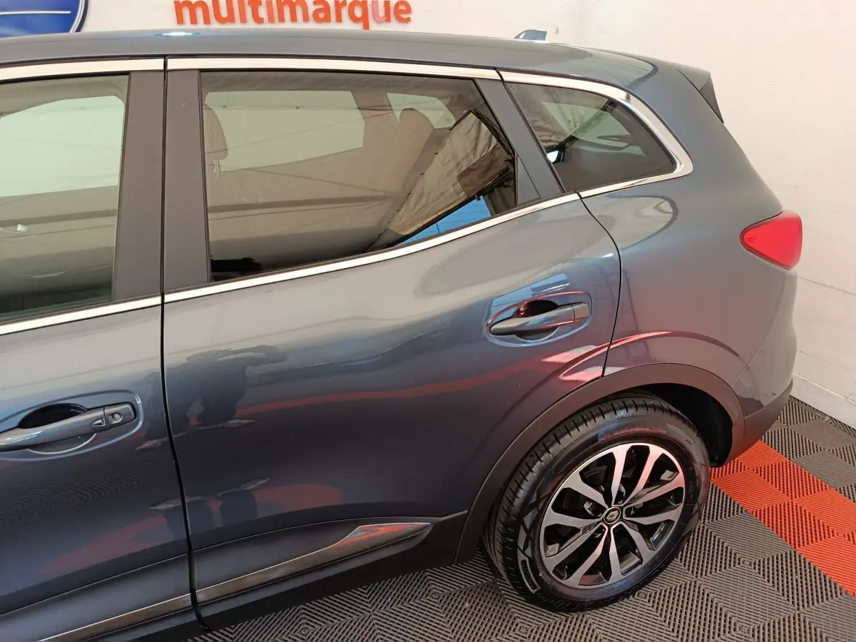 Vue latérale droite du Renault Kadjar Business gris foncé, mettant en valeur la jante alliage et la poignée de porte arrière.