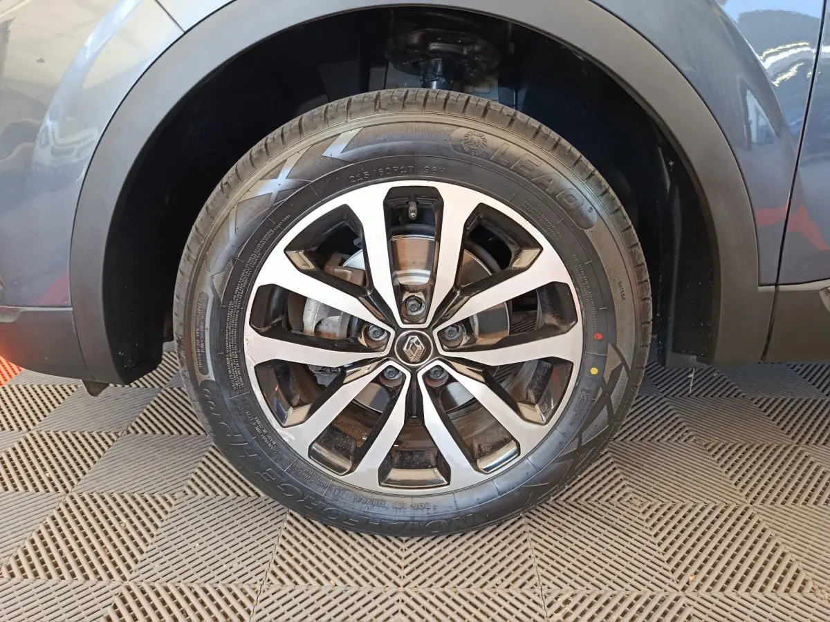 Gros plan sur la roue avant gauche du Renault Kadjar gris foncé, mettant en valeur la jante alliage au design moderne.
