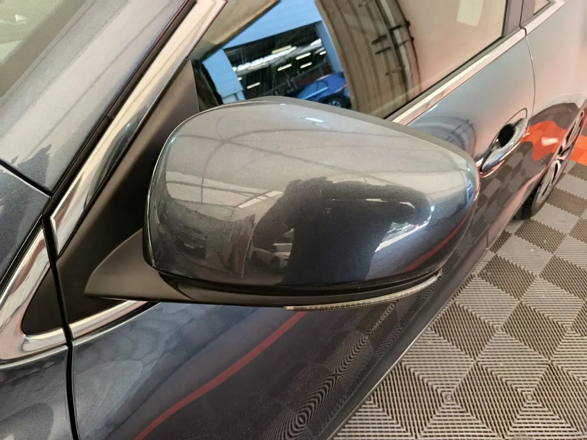 Rétroviseur droit gris foncé du Renault Kadjar Business 2022, avec clignotant intégré et carrosserie visible en arrière-plan.