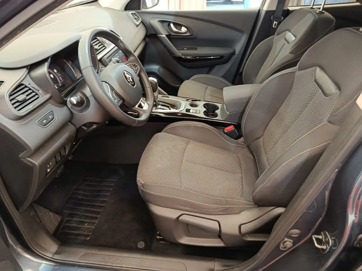 Intérieur avant droit du Renault Kadjar Business gris foncé, avec volant multifonctions et console centrale brillante.