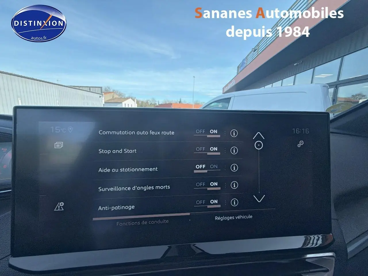 Écran tactile intérieur du Peugeot 3008 gris foncé affichant les réglages d’aides à la conduite.