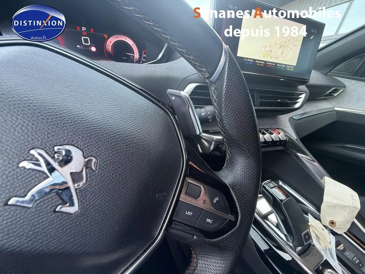 Intérieur Peugeot 3008 GT Pack Black, vue rapprochée du volant cuir perforé et écran tactile 10 pouces.