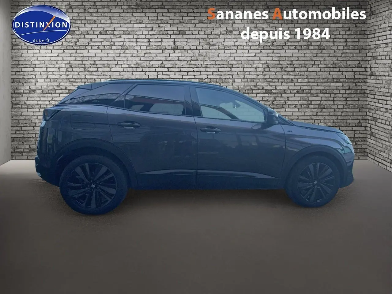Vue de profil côté gauche du Peugeot 3008 GT Pack Black gris foncé avec jantes 19'' Washington Noir Onyx.