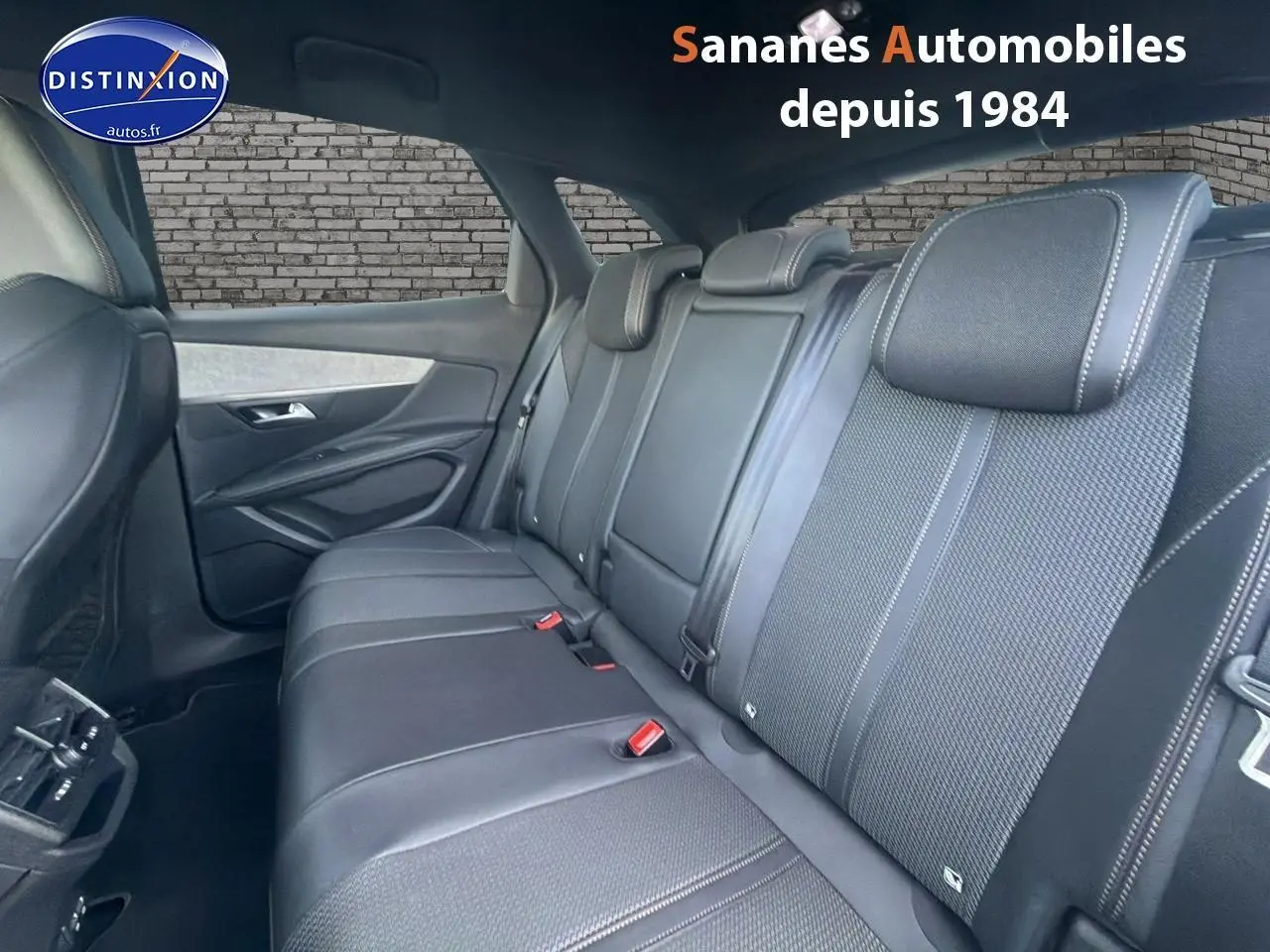 Vue intérieure côté droit des sièges arrière en cuir noir avec surpiqûres blanches du Peugeot 3008 GT Pack Black 2021.