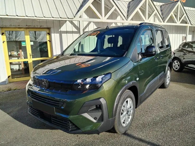 Peugeot Rifter 2025 vert Srikka vue 3/4 avant droit, avec calandre noire et phares LED distinctifs.